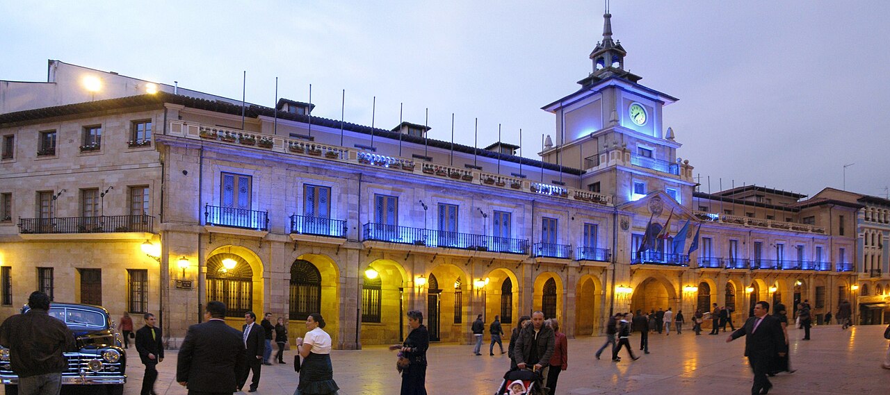 Plaza de la Constitución y Ayuntamiento de Oviedo